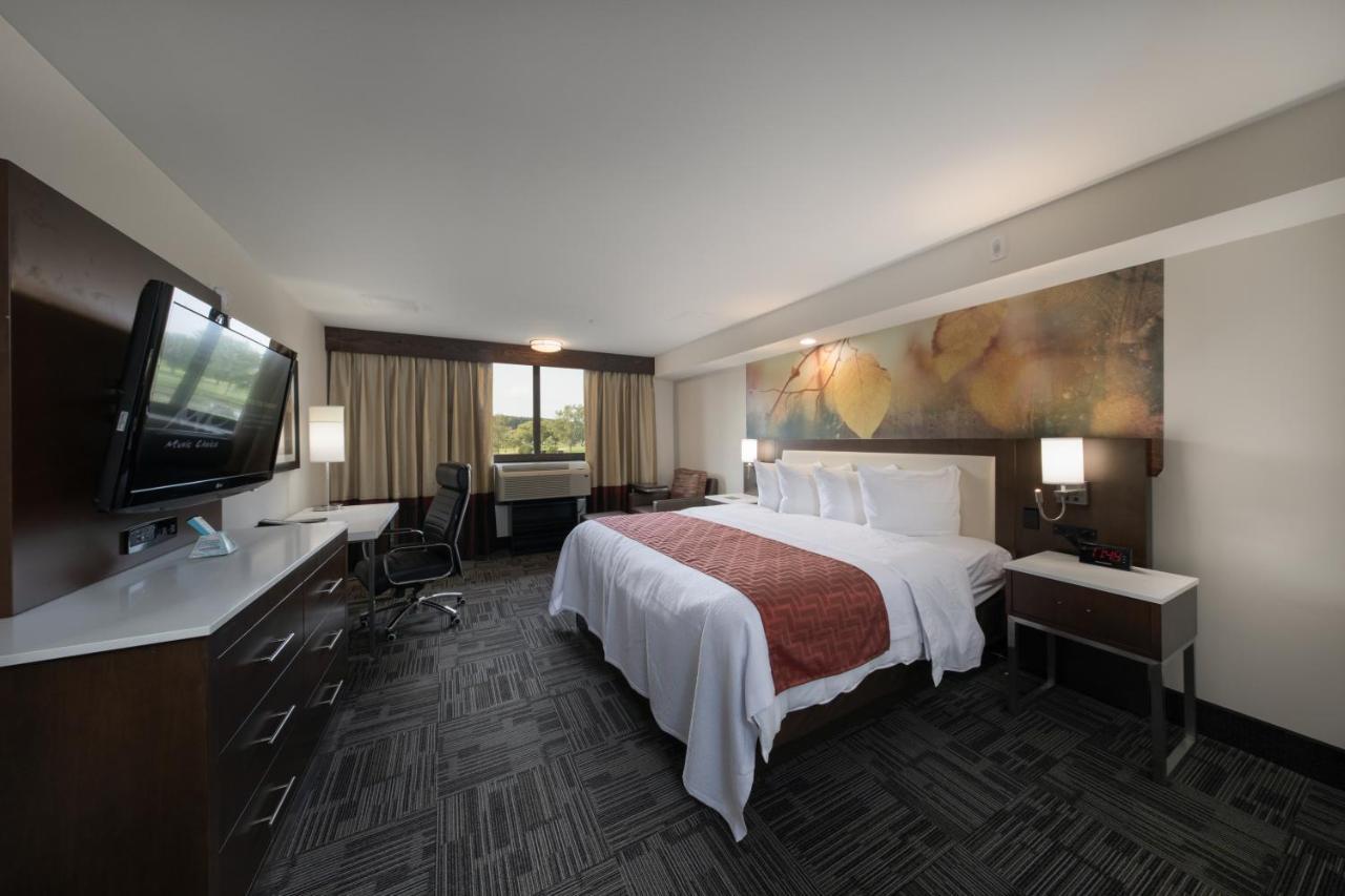 Holiday Inn Brookfield - Milwaukee By Ihg Exterior photo