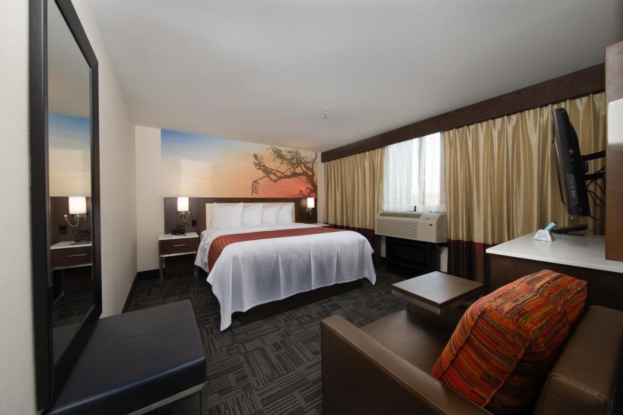 Holiday Inn Brookfield - Milwaukee By Ihg Exterior photo