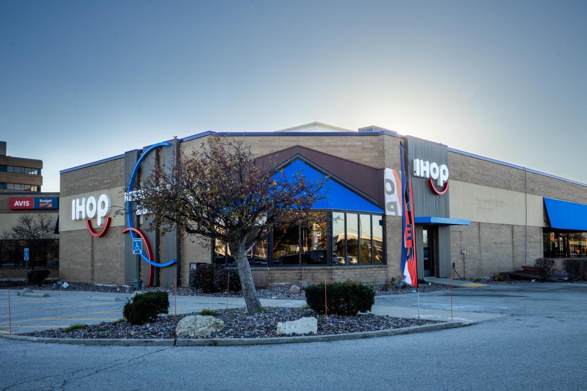 Holiday Inn Brookfield - Milwaukee By Ihg Exterior photo