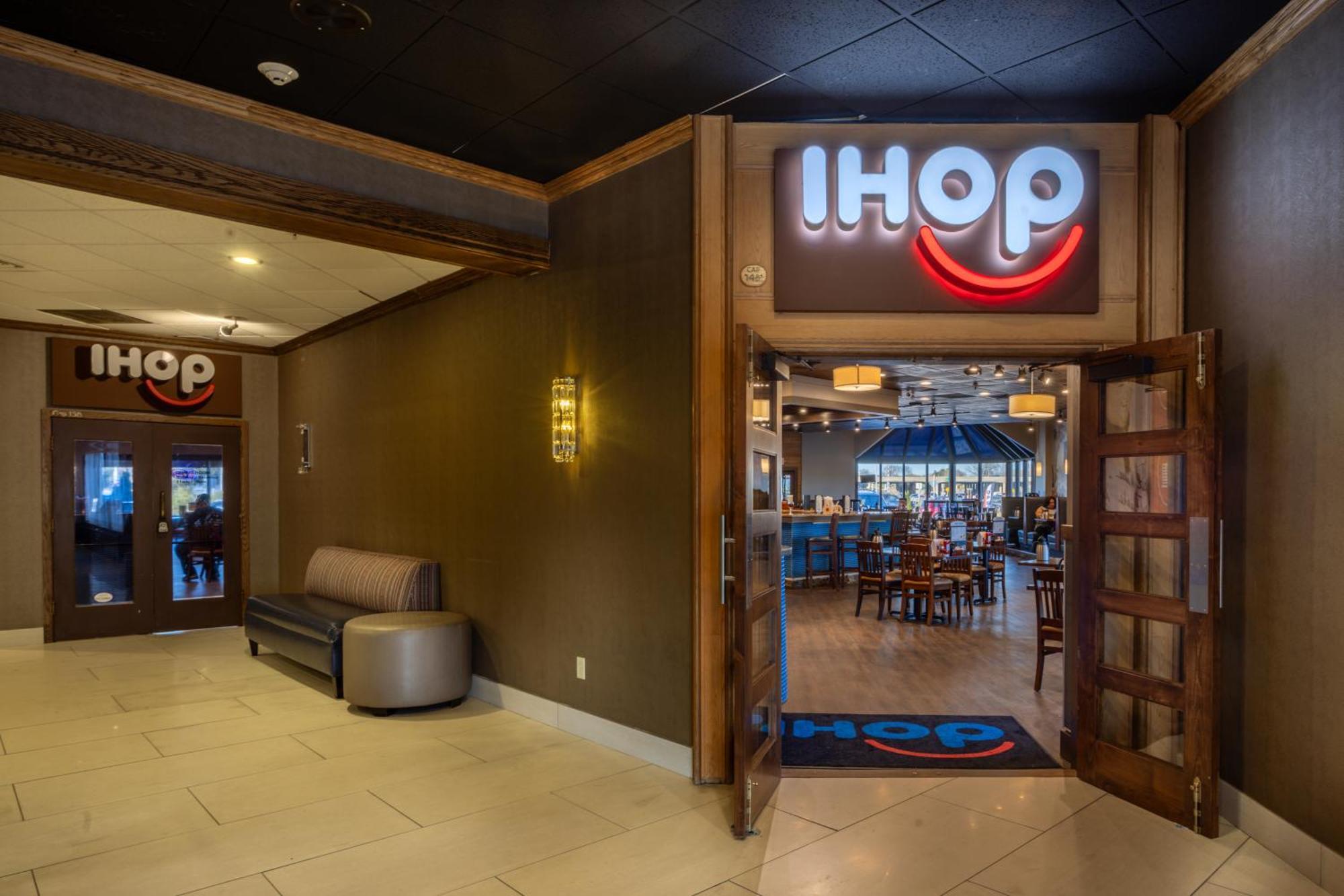 Holiday Inn Brookfield - Milwaukee By Ihg Exterior photo