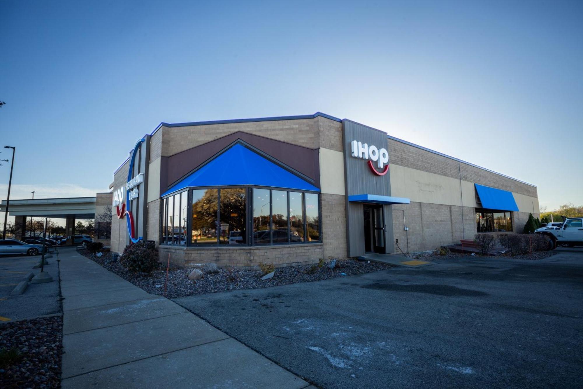 Holiday Inn Brookfield - Milwaukee By Ihg Exterior photo