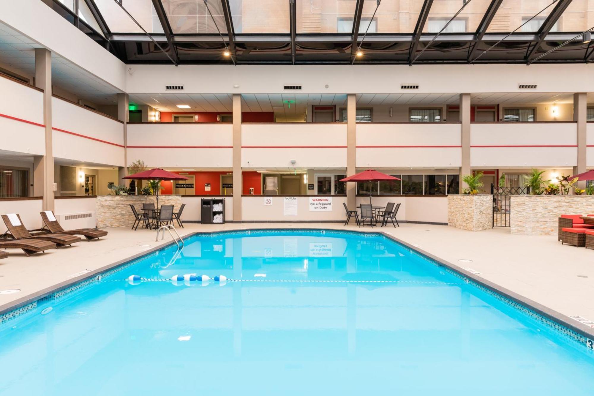 Holiday Inn Brookfield - Milwaukee By Ihg Exterior photo