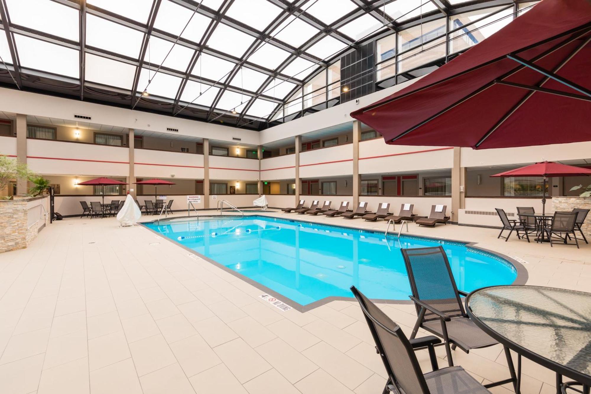 Holiday Inn Brookfield - Milwaukee By Ihg Exterior photo