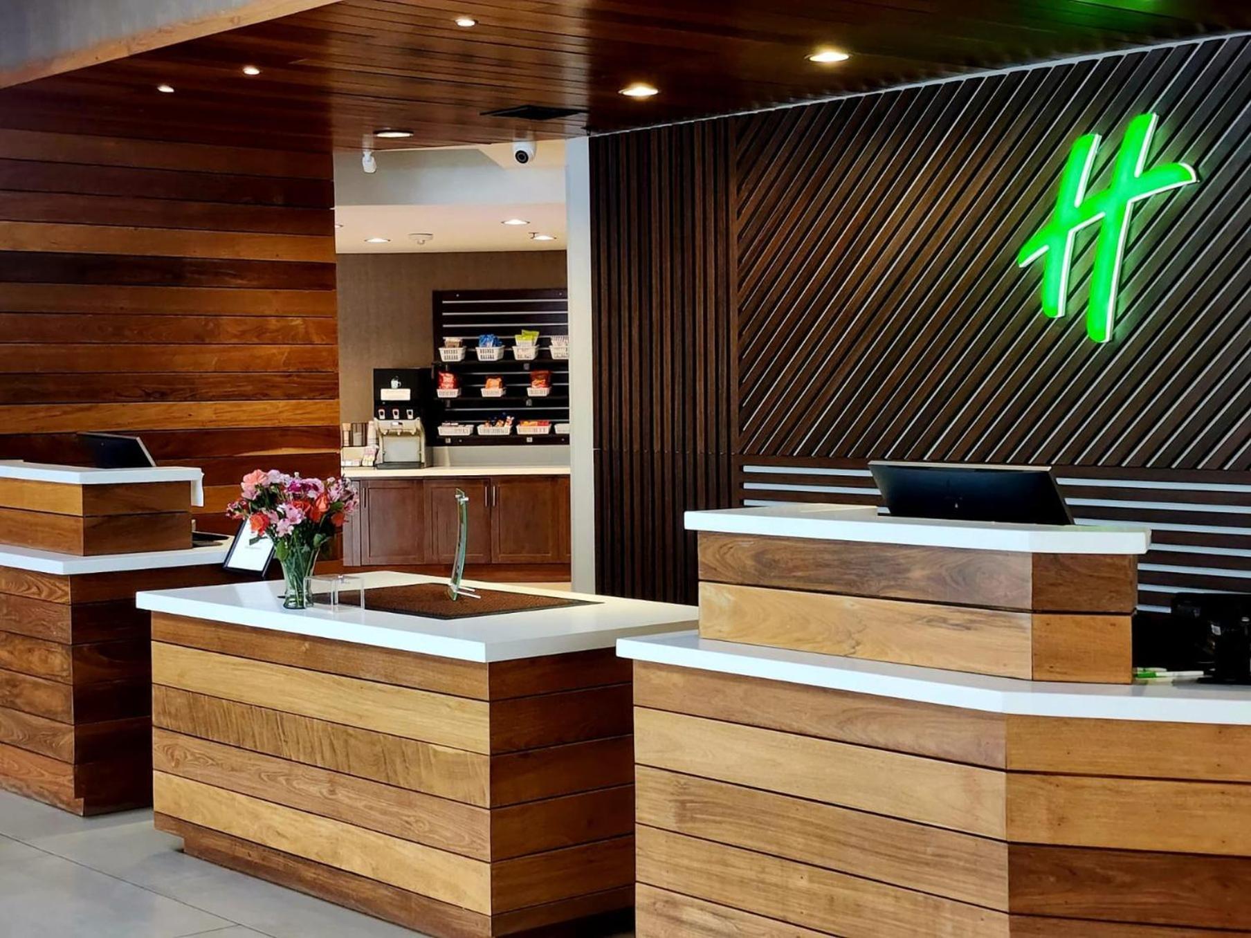 Holiday Inn Brookfield - Milwaukee By Ihg Exterior photo