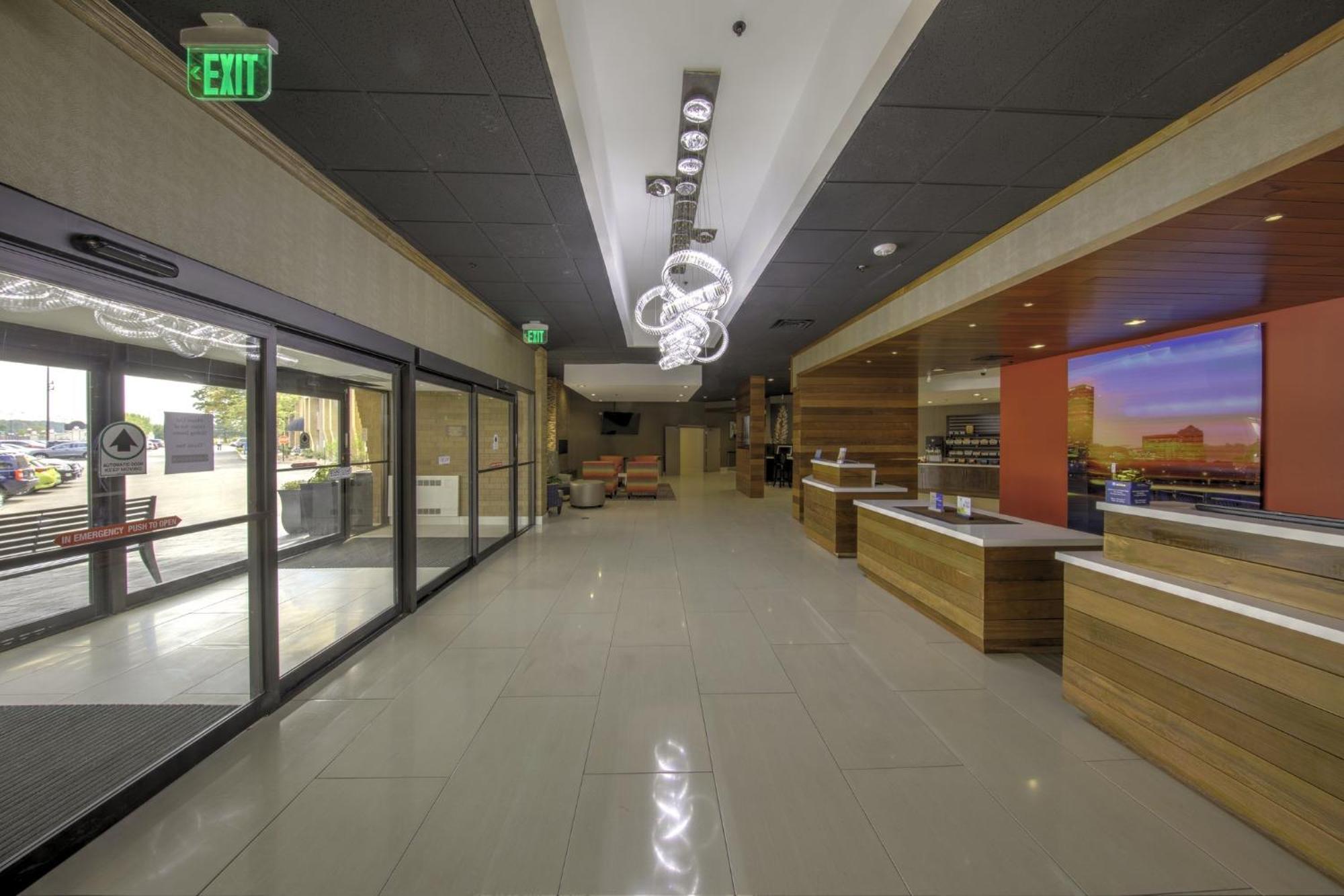 Holiday Inn Brookfield - Milwaukee By Ihg Exterior photo