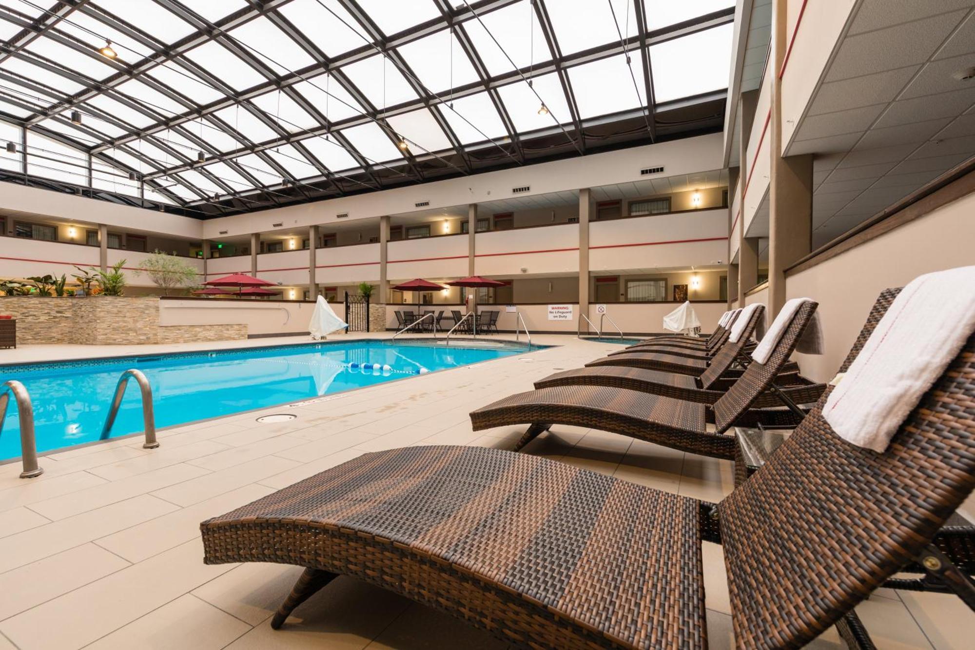 Holiday Inn Brookfield - Milwaukee By Ihg Exterior photo