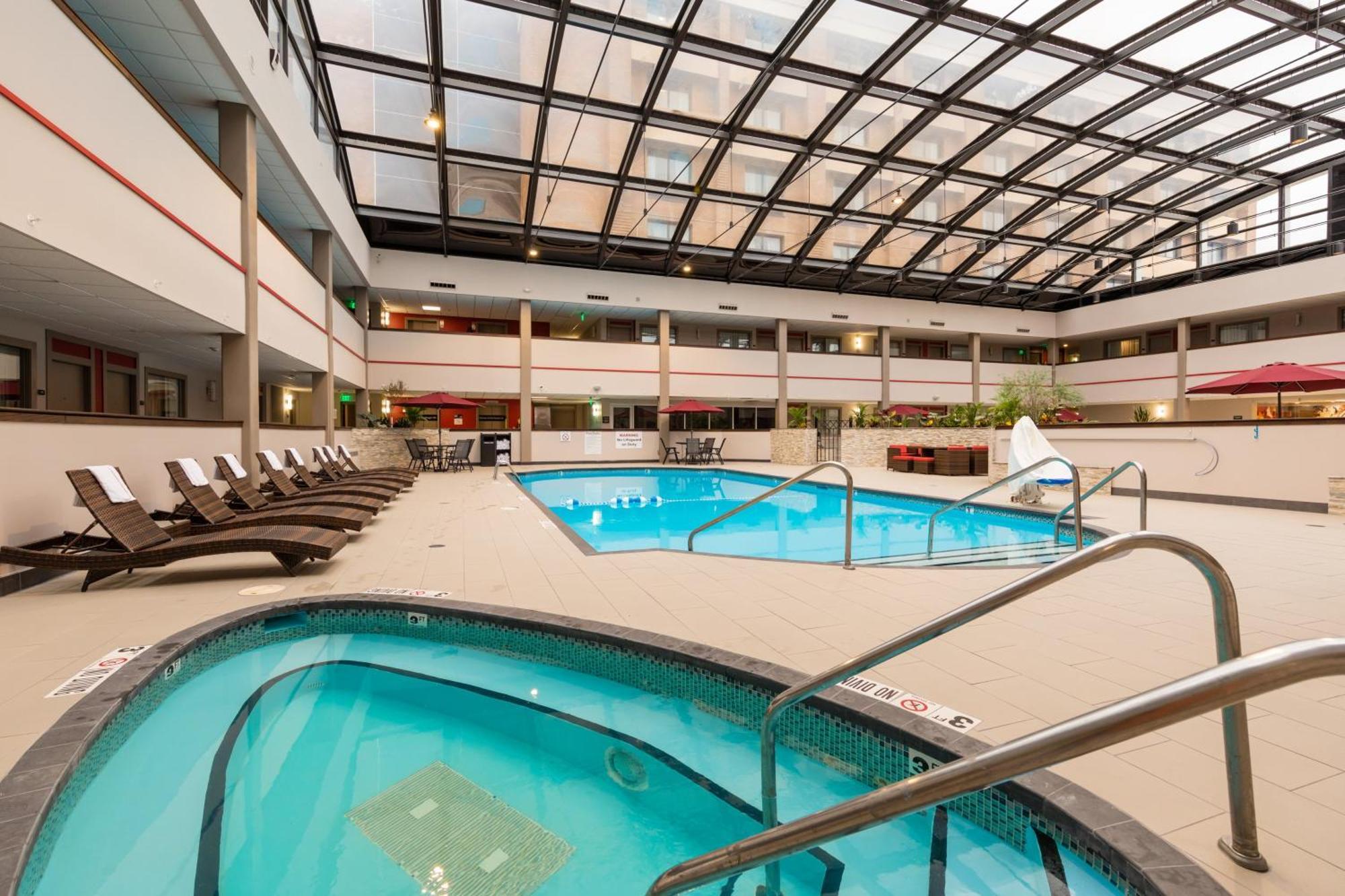Holiday Inn Brookfield - Milwaukee By Ihg Exterior photo