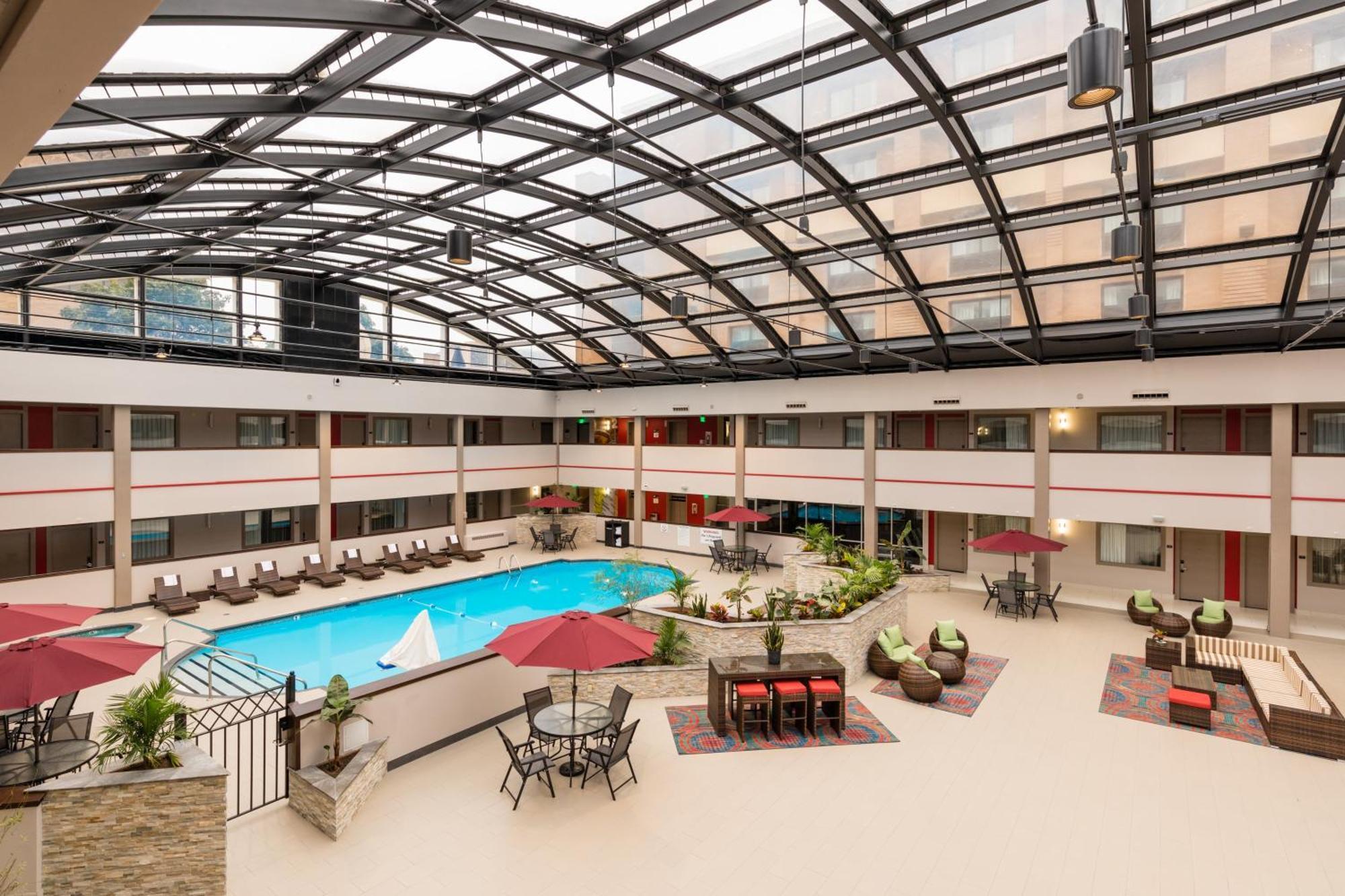 Holiday Inn Brookfield - Milwaukee By Ihg Exterior photo