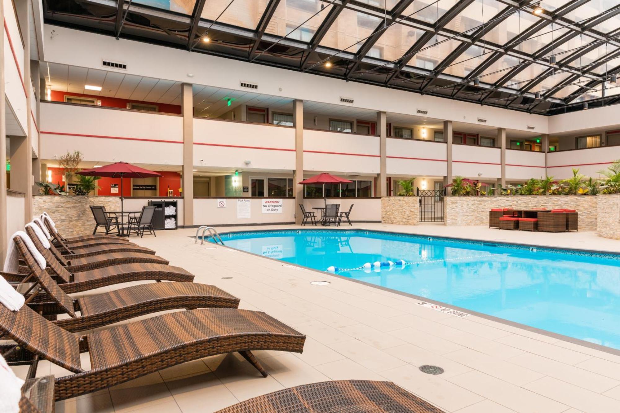 Holiday Inn Brookfield - Milwaukee By Ihg Exterior photo