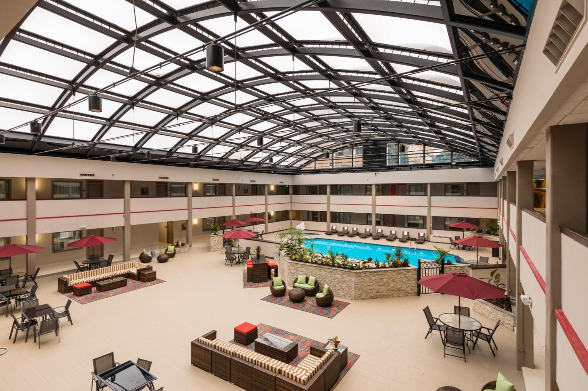 Holiday Inn Brookfield - Milwaukee By Ihg Exterior photo