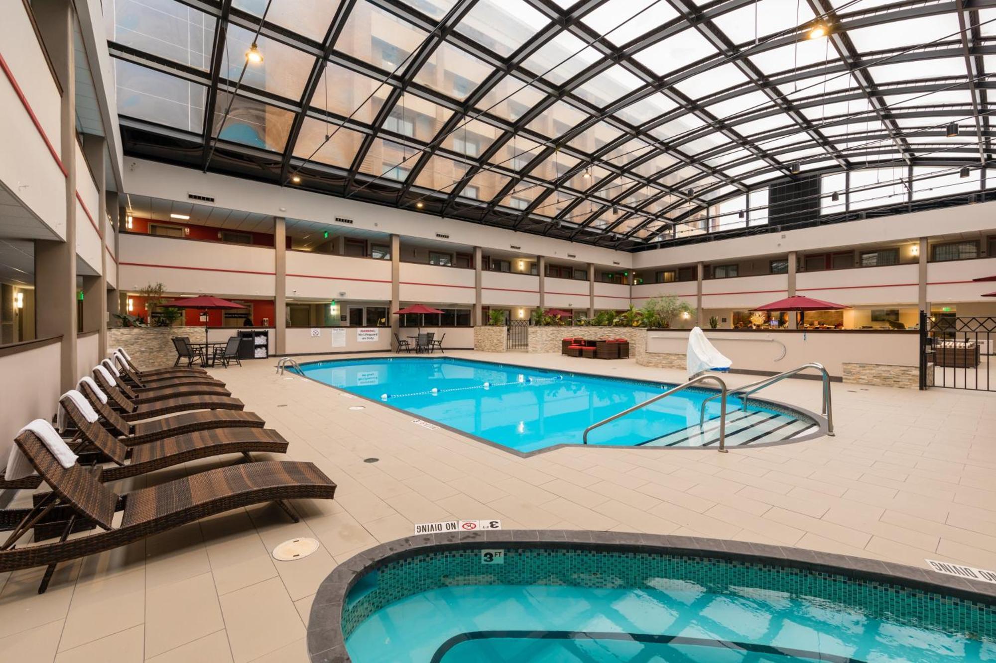 Holiday Inn Brookfield - Milwaukee By Ihg Exterior photo