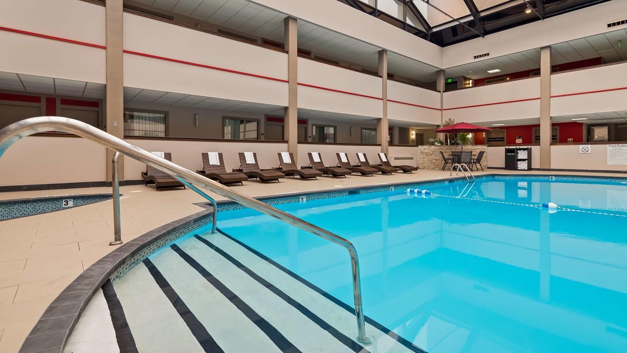 Holiday Inn Brookfield - Milwaukee By Ihg Exterior photo
