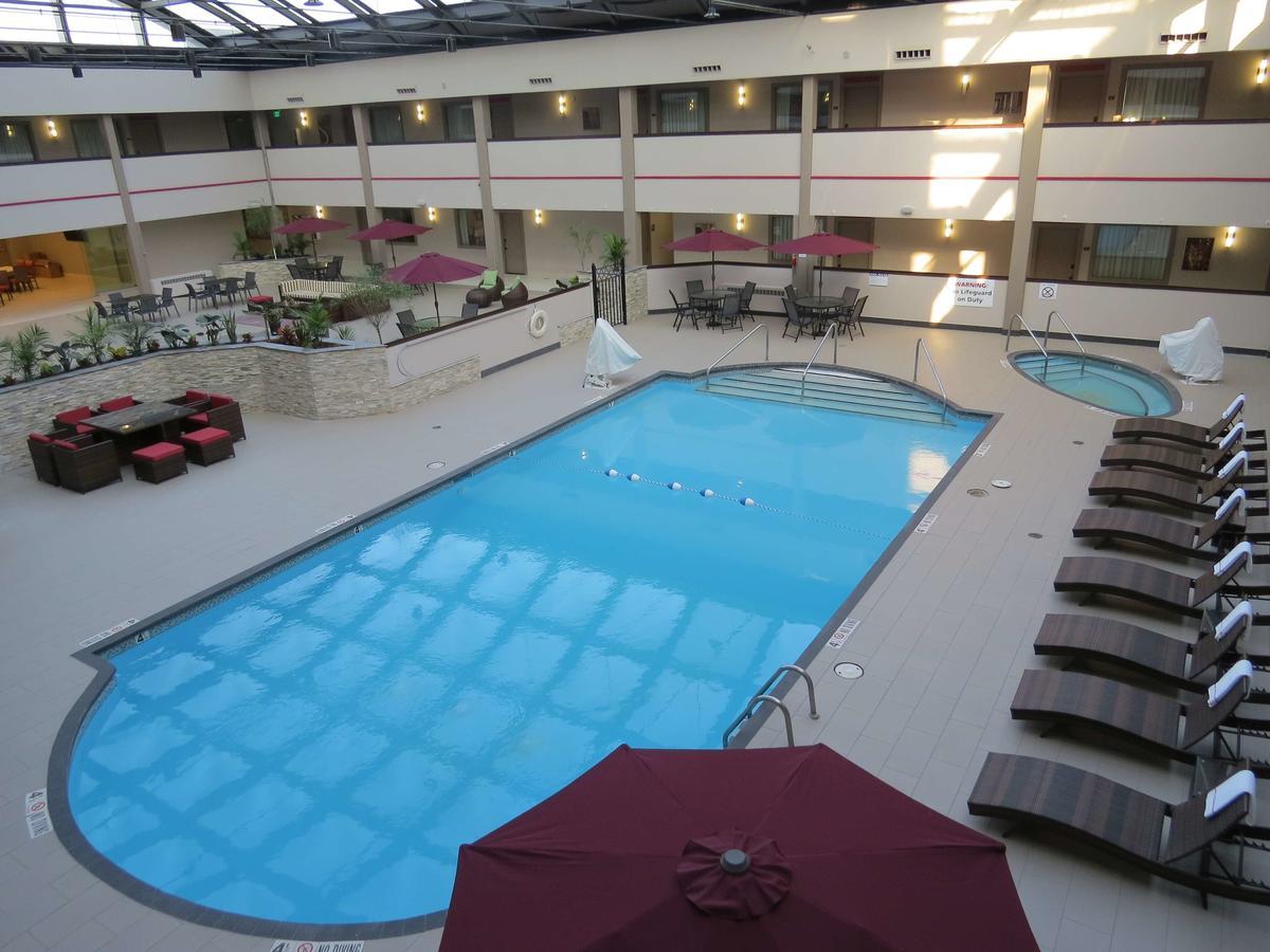 Holiday Inn Brookfield - Milwaukee By Ihg Exterior photo