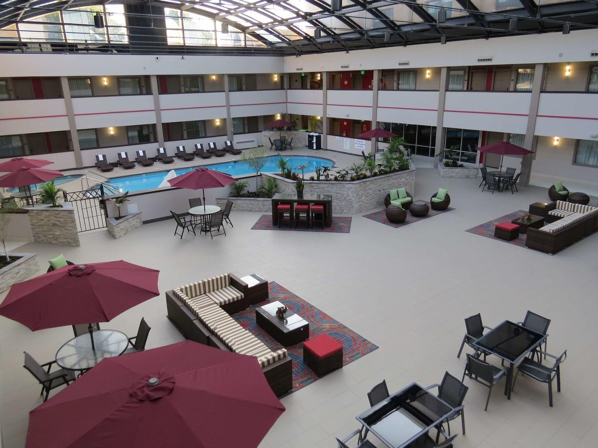 Holiday Inn Brookfield - Milwaukee By Ihg Exterior photo
